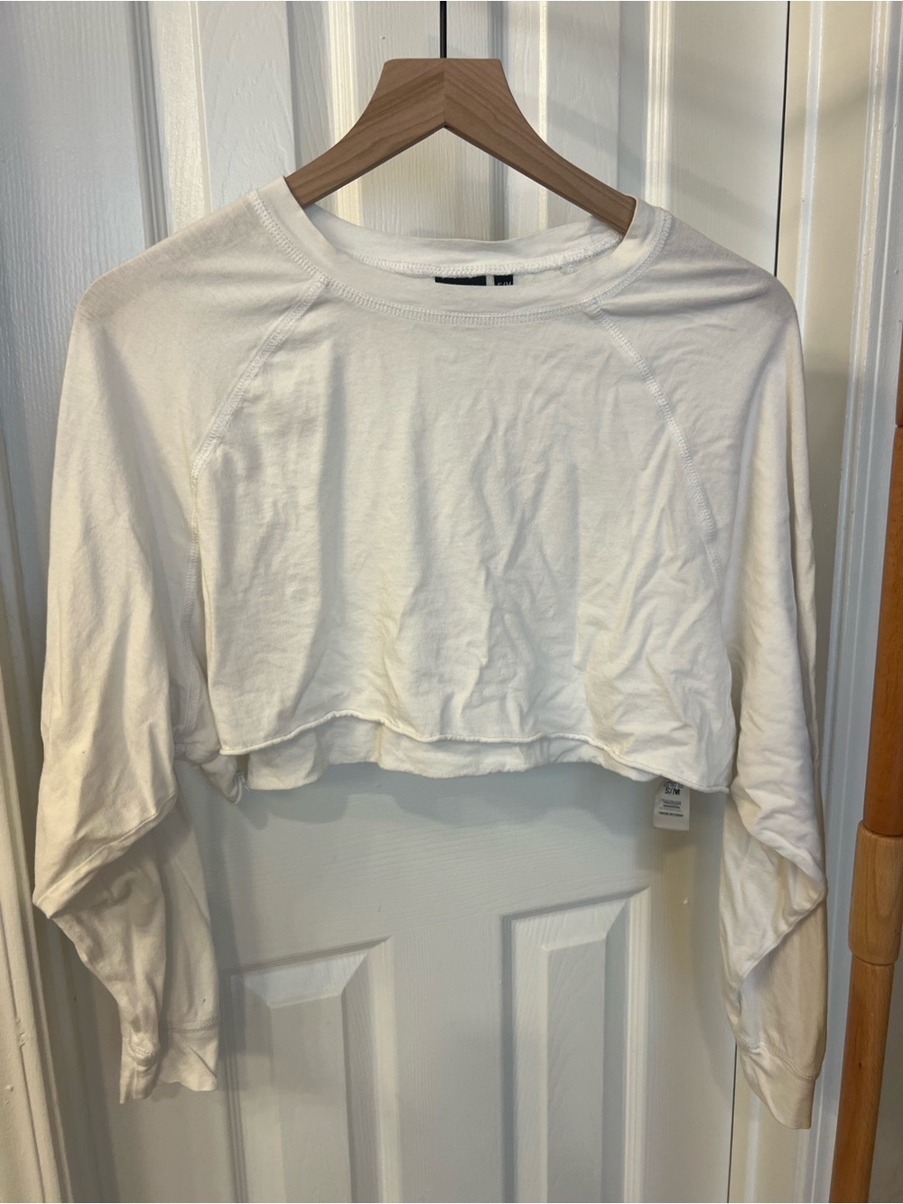 Mono B White Cropped Long-Sleeve Crew Top